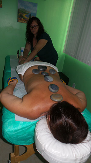 massagem-relaxante-com-pedras-quentes